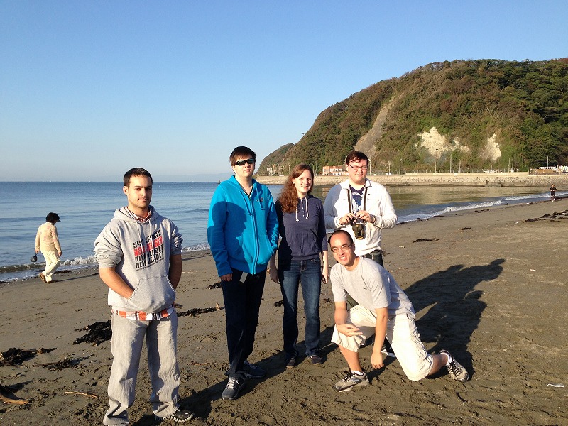 kamakura5 KCP students on a morning walk at the beach