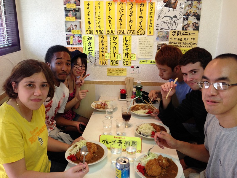 kamakura6 KCP students having curry, a popular dish in Japan