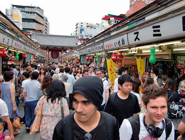 KCP students amongst the crowd at Nakamise shopping street.